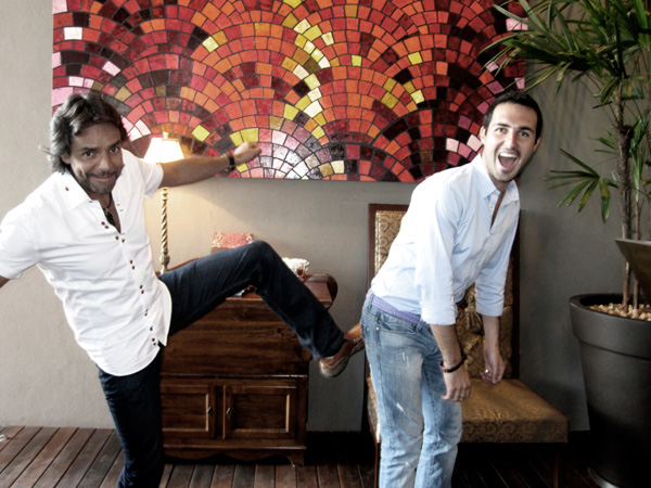 Eugenio Derbez da la patada de la buena suerte
